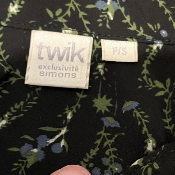 🖤 Black Floral Ruffle Blouse – Simons Exclusive TWIK (Size P/S)🖤 - Picture 2 of 9